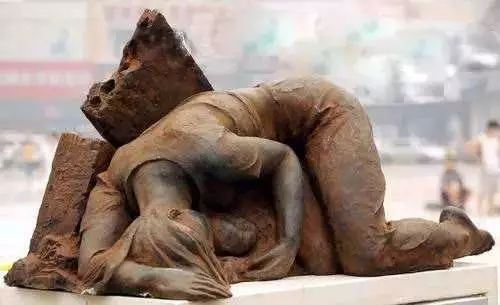 河南暴雨，她把女兒高高舉起：如果你還活著，一定要記得我愛你！